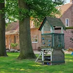 Eichengefluester Waldhuette *