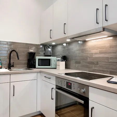 Eichengefluester Waldhuette