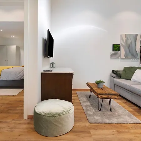 Eichengefluester Waldhuette Daire *