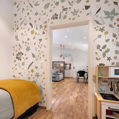 Daire Eichengefluester Waldhuette *