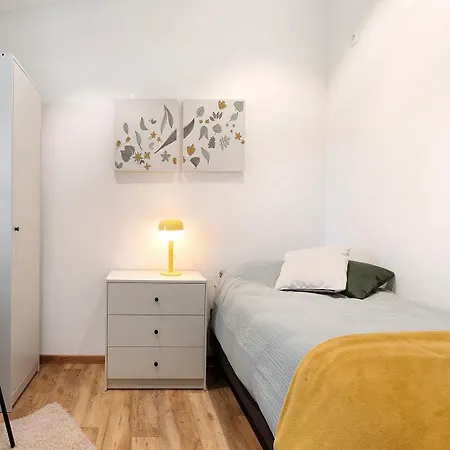 Daire Eichengefluester Waldhuette *