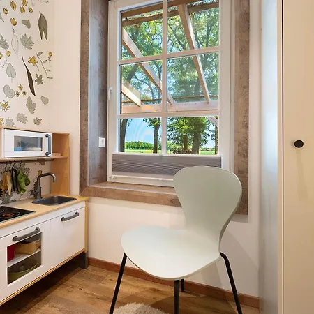 Daire Eichengefluester Waldhuette *