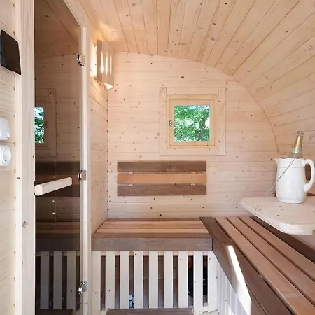 Daire Eichengefluester Waldhuette Wagenfeld