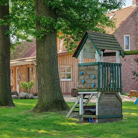 Eichengefluester Waldhuette *