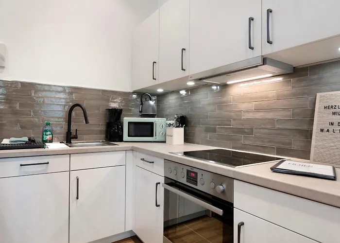 Eichengefluester Waldhuette