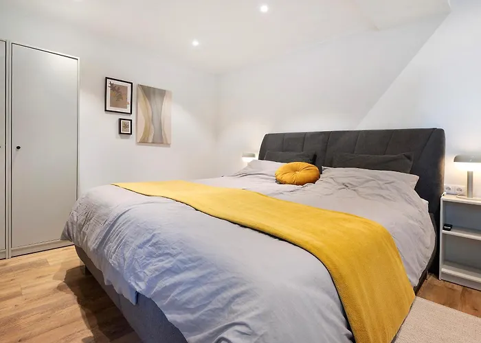 Eichengefluester Waldhuette * Wagenfeld