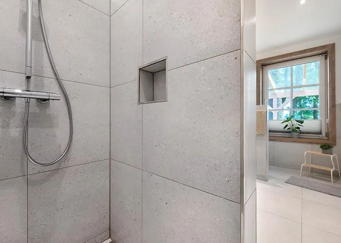 Eichengefluester Waldhuette *