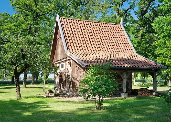 Eichengefluester Waldhuette